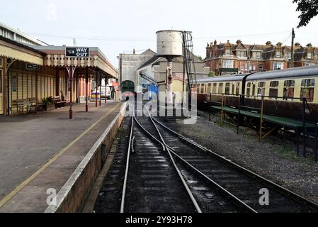 Paignton Queens Park Station, South Devon, nördlicher Endpunkt der Dartmouth Steam Railway, von einem abfahrenden Zug aus gesehen. Stockfoto