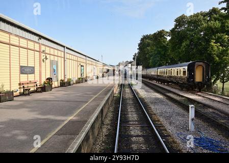 Paignton Queens Park Station, South Devon, nördlicher Endpunkt der Dartmouth Steam Railway, von einem abfahrenden Zug aus gesehen. Stockfoto