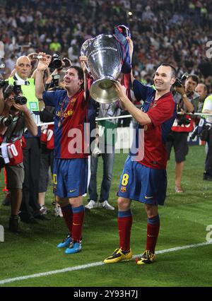 Dateifoto vom 27.05.2009 von Barcelona Andres Iniesta (rechts) und Leo Messi feiern mit der UEFA Champions League Trophäe. Der ehemalige spanische und Barcelona-Mittelfeldspieler Andres Iniesta kündigte seinen Rücktritt als 40-jähriger Spieler an. Ausgabedatum: Dienstag, 8. Oktober 2024. Stockfoto