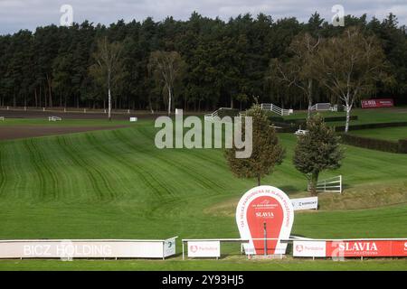 Pardubice, Tschechische Republik. Oktober 2024. Laufende Vorbereitungen der Pardubice-Rennbahn vor der 134. Grand Pardubice Steeplechase (Velka pardubicka) in Pardubice, Tschechien, am 8. Oktober 2024. Quelle: Josef Vostarek/CTK Photo/Alamy Live News Stockfoto