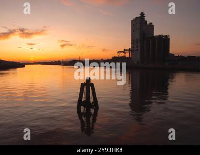 Lowestoft Harbour bei Sonnenuntergang Stockfoto