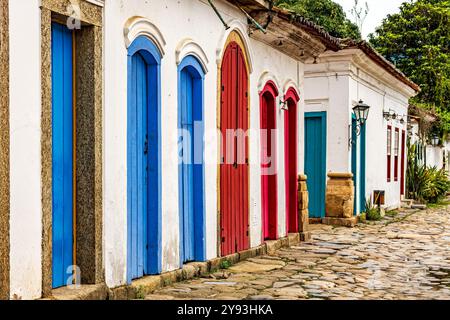 Fassade alter Häuser in Kolonialarchitektur mit ihren bunten Türen Stockfoto
