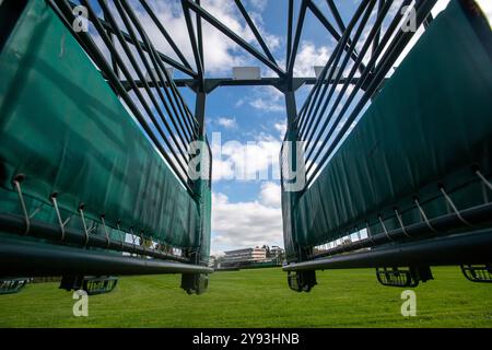 Pardubice, Tschechische Republik. Oktober 2024. Laufende Vorbereitungen der Pardubice-Rennbahn vor der 134. Grand Pardubice Steeplechase (Velka pardubicka) in Pardubice, Tschechien, am 8. Oktober 2024. Quelle: Josef Vostarek/CTK Photo/Alamy Live News Stockfoto