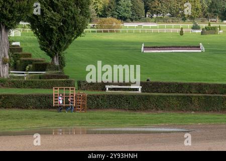 Pardubice, Tschechische Republik. Oktober 2024. Laufende Vorbereitungen der Pardubice-Rennbahn vor der 134. Grand Pardubice Steeplechase (Velka pardubicka) in Pardubice, Tschechien, am 8. Oktober 2024. Quelle: Josef Vostarek/CTK Photo/Alamy Live News Stockfoto