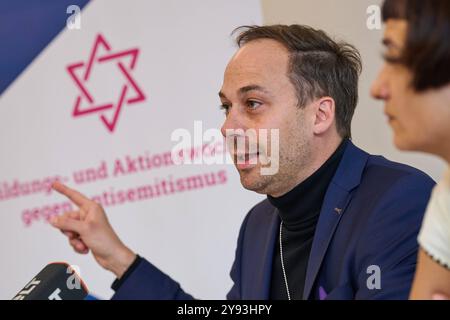 Vorstellung der Kampagne Terror gegen Juden - Aktionswochen gegen Antisemitismus der Amadeu Antonio Stiftung am 08.10.2024 in Berlin. Foto: Projektleiter der Aktionswochen gegen Antisemitismus Nikolas Lelle und Vorstaendin der Amadeu Antonio Stiftung Tahera Ameer die Amadeu Antonio Stiftung und das Anne Frank Zentrum machen im Rahmen der diesjaehrigen Aktionswochen gegen Antisemitismus auf die anhaltende Bedrohung von Juedinnen und Juden aufmerksam. Mit der bundesweiten Plakatkampagne Terror gegen Juden erinnern die beiden Organisationen seit Dienstag bundesweit an die Opfer judenfeindlicher S Stockfoto