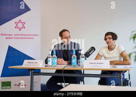 Vorstellung der Kampagne Terror gegen Juden - Aktionswochen gegen Antisemitismus der Amadeu Antonio Stiftung am 08.10.2024 in Berlin. Foto: Projektleiter der Aktionswochen gegen Antisemitismus Nikolas Lelle und Vorstaendin der Amadeu Antonio Stiftung Tahera Ameer die Amadeu Antonio Stiftung und das Anne Frank Zentrum machen im Rahmen der diesjaehrigen Aktionswochen gegen Antisemitismus auf die anhaltende Bedrohung von Juedinnen und Juden aufmerksam. Mit der bundesweiten Plakatkampagne Terror gegen Juden erinnern die beiden Organisationen seit Dienstag bundesweit an die Opfer judenfeindlicher S Stockfoto