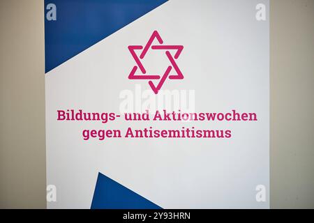 Vorstellung der Kampagne Terror gegen Juden - Aktionswochen gegen Antisemitismus der Amadeu Antonio Stiftung am 08.10.2024 in Berlin. Die Amadeu Antonio Stiftung und das Anne Frank Zentrum machen im Rahmen der diesjaehrigen Aktionswochen gegen Antisemitismus auf die anhaltende Bedrohung von Juedinnen und Juden aufmerksam. Mit der bundesweiten Plakatkampagne Terror gegen Juden erinnern die beiden Organisationen seit Dienstag bundesweit an die Opfer judenfeindlicher Straftaten seit 1945. Ziel der Kampagne ist den beiden Veranstaltern zufolge gegen die vom Antisemitismus ausgehende Lebensgefahr f Stockfoto