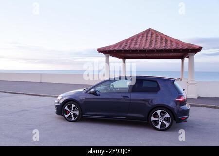 Volkswagen VW Golf GTI Performance Mark 7 Mk VII Fahrzeug. Drei 3-türige heiße Fließheck in Dunkelblau mit VW Austin Leichtmetallfelgen. Stockfoto