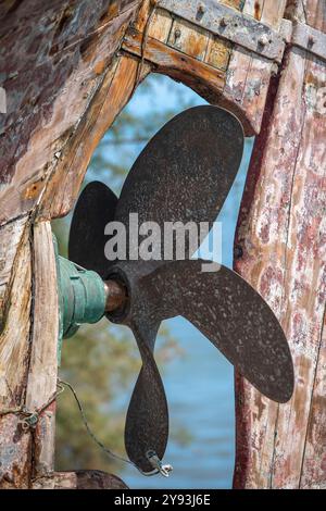 Nahaufnahme eines Schiffes oder Bootes Propellor und Ruder auf einem alten traditionellen Holzboot Stockfoto