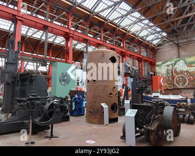 Innenansicht des Scottish Maritime Museum in Irvine, das sich in der ehemaligen Werft, dem Linthouse Building, mit seinem kathedralähnlichen Innenraum befindet. Stockfoto