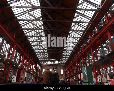 Innenansicht des Scottish Maritime Museum in Irvine, das sich in der ehemaligen Werft, dem Linthouse Building, mit seinem kathedralähnlichen Innenraum befindet. Stockfoto