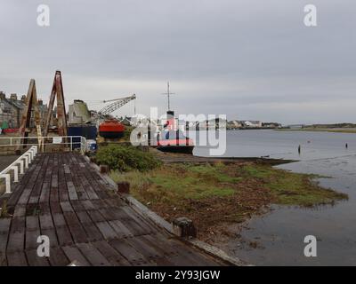 Westküste Schottlands: Blick auf den Hafen, die Küste und die Fischerboote in der kleinen Stadt Irvine in Ayrshire. Stockfoto