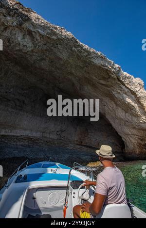 Kapitän oder Fahrer des Bootes auf der griechischen Insel Zante oder Zakynthos, der Touristen zu den blauen Höhlen von agios Nikolaos im Norden der Insel bringt Stockfoto