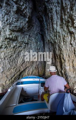 Kapitän oder Fahrer des Bootes auf der griechischen Insel Zante oder Zakynthos, der Touristen zu den blauen Höhlen von agios Nikolaos im Norden der Insel bringt Stockfoto