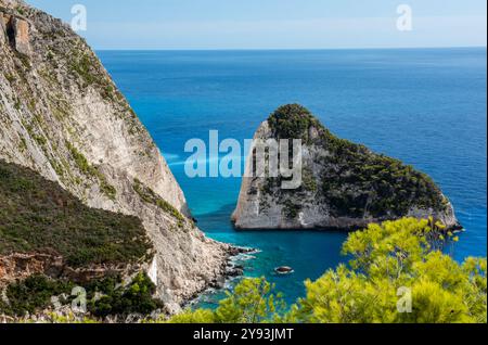 Wunderschöne Küste auf der griechischen Ionischen Insel Zante oder Zakynthos mit tiefblauem Meer und Kreidefelsen und Klippen Stockfoto