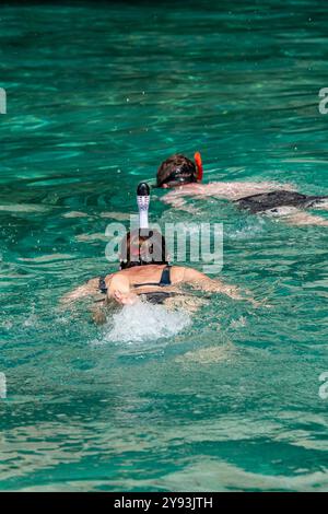 Junge Paare schnorcheln in einem kristallklaren mittelmeer während ihres Urlaubs auf der griechischen Insel Zante oder Zakynthos in Griechenland Stockfoto