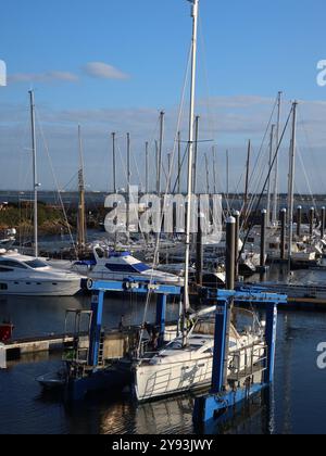 Segeln an Schottlands Westküste: Blick auf Troon Marina mit den dazugehörigen Werften und einem hydraulischen Aufzug zum Heben von Yachten aus dem Wasser. Stockfoto