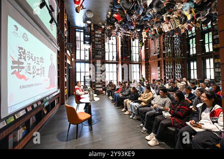 Peking, China. Oktober 2024. Leser nehmen am 2. Oktober 2024 an einer Buchlesung im Zhongshuge Bookstore im Bereich Italian Style in Tianjin, Nordchina Teil. Quelle: Sun Fanyue/Xinhua/Alamy Live News Stockfoto