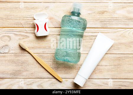 Mundspülung und andere Mundhygiene-Produkte auf farbiger Tischansicht mit Kopierfläche. Flach liegend. Zahnhygiene. Mundpflegeprodukte und Platz für Text o Stockfoto