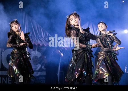 Futenma, Japan. Oktober 2024. Die japanische Kawaii-Metal-Band Babymetal tritt auf der Futenma Flight Line Fair am 6. Oktober 2024 in Okinawa auf. Anz.: LCpl. Brody Robertson/USA Marine Corps/Alamy Live News Stockfoto