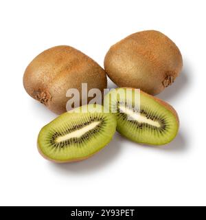 Ganze und halbierte frische Schmetterling Kiwi Frucht, doppelte Kiwi, Nahaufnahme isoliert auf weißem Hintergrund Stockfoto