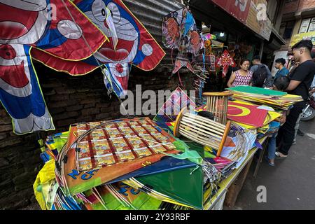 8. Oktober 2024: Man kauft Drachen auf einem lokalen Markt, um das Dashain-Festival in Kathmandu, der Hauptstadt Nepals, am 8. Oktober 2024 zu feiern. Die Menschen in Nepal feiern Dashain als Sieg über das Böse während des Festivals, indem sie Drachen fliegen, Festessen, Schaukeln spielen, Tiere opfern und die Göttin Durga verehren (Credit Image: © Sunil Sharma/ZUMA Press Wire). Nicht für kommerzielle ZWECKE! Stockfoto