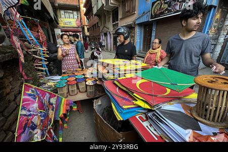 8. Oktober 2024: Man kauft Drachen auf einem lokalen Markt, um das Dashain-Festival in Kathmandu, der Hauptstadt Nepals, am 8. Oktober 2024 zu feiern. Die Menschen in Nepal feiern Dashain als Sieg über das Böse während des Festivals, indem sie Drachen fliegen, Festessen, Schaukeln spielen, Tiere opfern und die Göttin Durga verehren (Credit Image: © Sunil Sharma/ZUMA Press Wire). Nicht für kommerzielle ZWECKE! Stockfoto