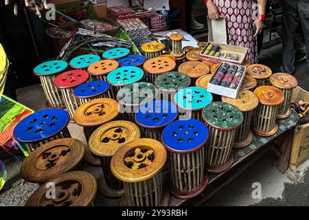 8. Oktober 2024: Farbenfrohe Drachenrollen werden auf einem lokalen Markt zur Feier des Dashain-Festivals in Kathmandu, der Hauptstadt Nepals, am 8. Oktober 2024 verkauft. Die Menschen in Nepal feiern Dashain als Sieg über das Böse während des Festivals, indem sie Drachen fliegen, Festessen, Schaukeln spielen, Tiere opfern und die Göttin Durga verehren (Credit Image: © Sunil Sharma/ZUMA Press Wire). Nicht für kommerzielle ZWECKE! Stockfoto