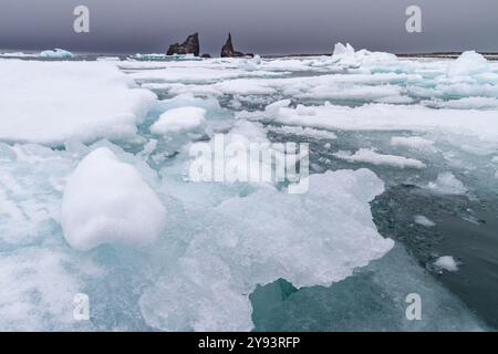 Blick auf das Kap Tegetthoff auf der Insel Hall (Gallya) in Franz-Josef-Land, Russland, Arktischen Ozean, Eurasien Stockfoto