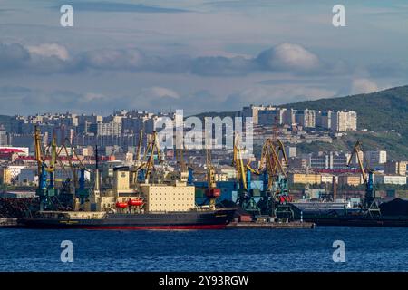 Ein Blick auf die industrielle und militarisierte russische Hafenstadt Murmansk am Nordufer der Kola-Halbinsel, Oblast Murmansk, Russland, Arktis Stockfoto