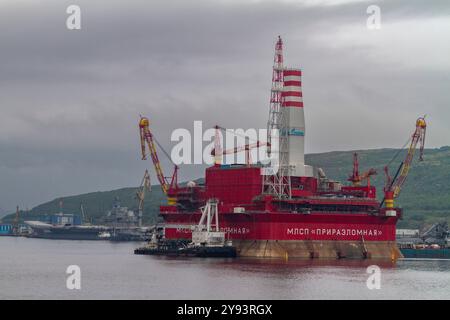 Ein Blick auf die industrielle und militarisierte russische Hafenstadt Murmansk am Nordufer der Kola-Halbinsel, Oblast Murmansk, Russland, Arktis Stockfoto