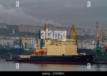 Ein Blick auf die industrielle und militarisierte russische Hafenstadt Murmansk am Nordufer der Kola-Halbinsel, Oblast Murmansk, Russland, Arktis Stockfoto