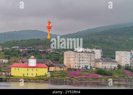 Ein Blick auf die industrielle und militarisierte russische Hafenstadt Murmansk am Nordufer der Kola-Halbinsel, Oblast Murmansk, Russland, Arktis Stockfoto