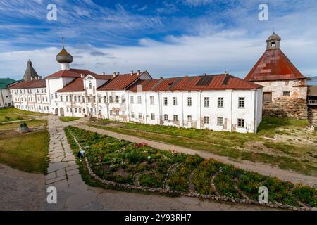 Ein Blick auf das russisch-orthodoxe Solovetski-Kloster, das 1436 von zwei Mönchen auf Bolschoi-Insel, UNESCO, Onega-Bucht, Arkhangel Oblast, Russland gegründet wurde Stockfoto