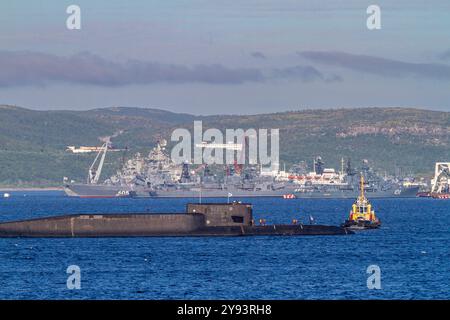 Ein Blick auf ein Atom-U-Boot in der industriellen und militarisierten russischen Hafenstadt Murmansk, Oblast Murmansk, Russland, Arktis, Europa Stockfoto