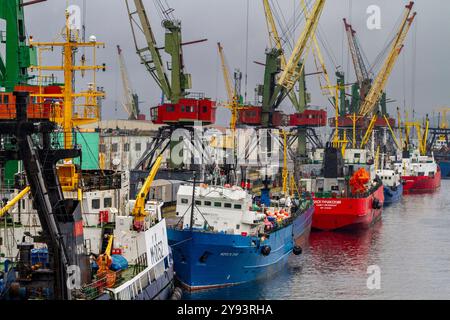 Ein Blick auf die industrielle und militarisierte russische Hafenstadt Murmansk am Nordufer der Kola-Halbinsel, Oblast Murmansk, Russland, Arktis Stockfoto