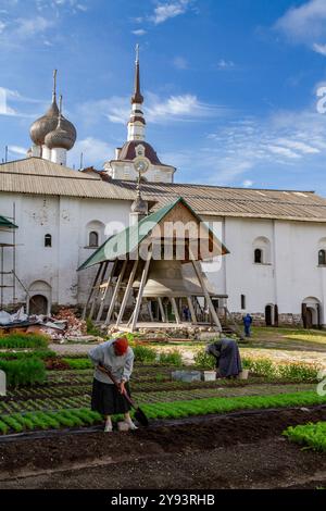 Ein Blick auf das russisch-orthodoxe Solovetski-Kloster, das 1436 von zwei Mönchen auf Bolschoi-Insel, UNESCO, Onega-Bucht, Arkhangel Oblast, Russland gegründet wurde Stockfoto
