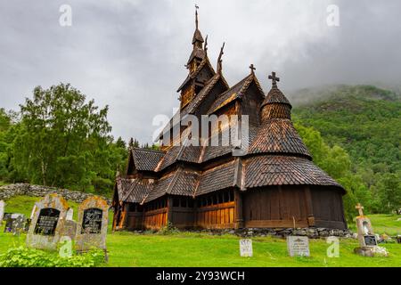 Borgund Stabkirche, eine dreischiffige Stabkirche vom Typ Sogn, erbaut um 1180 n. Chr., Borgund, Vestland, Norwegen, Skandinavien, Europa Stockfoto