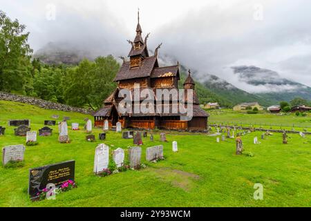 Borgund Stabkirche, eine dreischiffige Stabkirche vom Typ Sogn, erbaut um 1180 n. Chr., Borgund, Vestland, Norwegen, Skandinavien, Europa Stockfoto