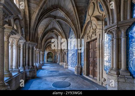 Gotische Kreuzgänge mit barocken Azulejos, Kathedrale von Porto, UNESCO-Weltkulturerbe, Porto, Norte, Portugal, Europa Stockfoto