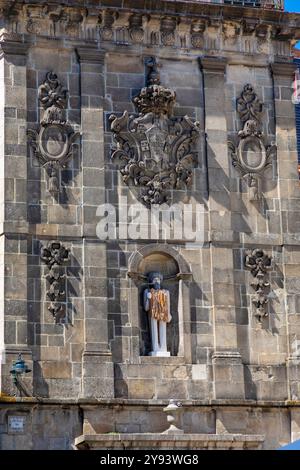 Monumentaler Brunnen (Fonte da Ribeira) mit der Statue des Heiligen Johannes des Täufers auf dem Ribeira-Platz, UNESCO-Weltkulturerbe, Porto, Norte, Portugal, Europa Stockfoto