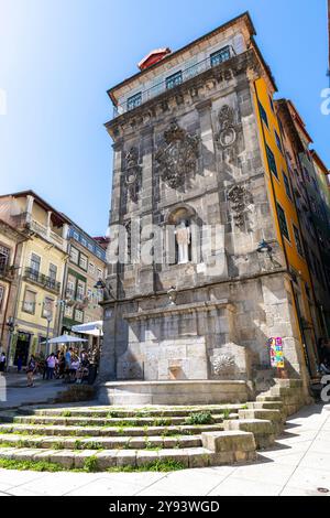 Monumentaler Brunnen (Fonte da Ribeira) mit der Statue des Heiligen Johannes des Täufers auf dem Ribeira-Platz, UNESCO-Weltkulturerbe, Porto, Norte, Portugal, Europa Stockfoto