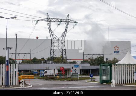 Fessenheim, Frankreich. Oktober 2024. Das Gebäude des französischen Kernkraftwerks Fessenheim befindet sich in der Nähe der gleichnamigen Stadt. Der französische Energieriese EDF plant eine Recyclinganlage für schwach radioaktiven Schrott am Standort Fessenheim. Dieses sogenannte Technocenter soll auf einem bisher ungenutzten Grundstück errichtet werden und wird 2031 in Betrieb gehen. Eine öffentliche Konsultation zu dem umstrittenen Projekt wird am 10. Oktober beginnen und bis Februar laufen, was auch Deutschland aufgrund seiner Nähe zur Grenze betrifft. Quelle: Philipp von Ditfurth/dpa/Alamy Live News Stockfoto