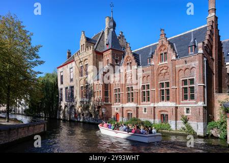 Touristenboote auf dem Dijver-Kanal, Brügge, Flandern, Belgien, Europa Stockfoto