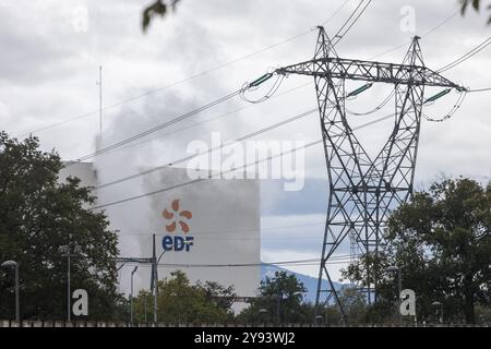 Fessenheim, Frankreich. Oktober 2024. Das Gebäude des französischen Kernkraftwerks Fessenheim befindet sich in der Nähe der gleichnamigen Stadt. Der französische Energieriese EDF plant eine Recyclinganlage für schwach radioaktiven Schrott am Standort Fessenheim. Dieses sogenannte Technocenter soll auf einem bisher ungenutzten Grundstück errichtet werden und wird 2031 in Betrieb gehen. Eine öffentliche Konsultation zu dem umstrittenen Projekt wird am 10. Oktober beginnen und bis Februar laufen, was auch Deutschland aufgrund seiner Nähe zur Grenze betrifft. Quelle: Philipp von Ditfurth/dpa/Alamy Live News Stockfoto