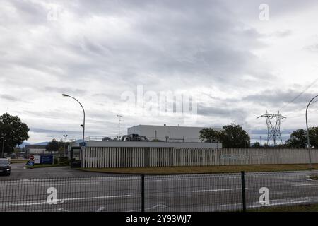 Fessenheim, Frankreich. Oktober 2024. Das Gebäude des französischen Kernkraftwerks Fessenheim befindet sich in der Nähe der gleichnamigen Stadt. Der französische Energieriese EDF plant eine Recyclinganlage für schwach radioaktiven Schrott am Standort Fessenheim. Dieses sogenannte Technocenter soll auf einem bisher ungenutzten Grundstück errichtet werden und wird 2031 in Betrieb gehen. Eine öffentliche Konsultation zu dem umstrittenen Projekt wird am 10. Oktober beginnen und bis Februar laufen, was auch Deutschland aufgrund seiner Nähe zur Grenze betrifft. Quelle: Philipp von Ditfurth/dpa/Alamy Live News Stockfoto