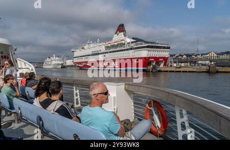 Passagiere und Fähre zur Insel Suomenlinna in der Nähe von Helsinki, Finnland, Europa Stockfoto