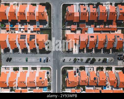 Luftdrohnenaufnahme mit einem gut geplanten Vorortgebiet mit rot gekachelten Häusern und organisierten Straßen, Portugal, Europa Stockfoto