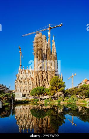 Basilika Sagrada Familia bei Sonnenaufgang, UNESCO-Weltkulturerbe, Barcelona, Katalonien, Spanien, Europa Stockfoto