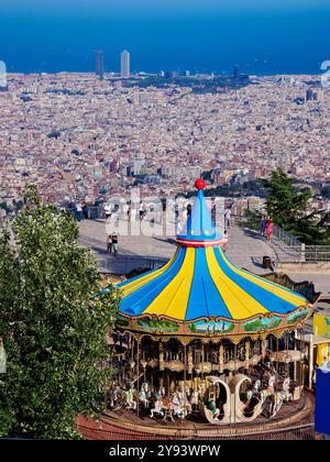 Karussell im Vergnügungspark Tibidabo, erhöhte Aussicht, Mount Tibidabo, Barcelona, Katalonien, Spanien, Europa Stockfoto